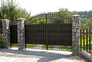 Ворота с использованием кованных элементов